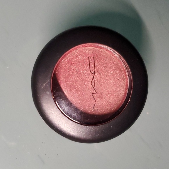 MAC Cosmetics Eyeshadow IN LIVING PINK Veluxe Pearl Finish. RARE - Picture 1 of 5